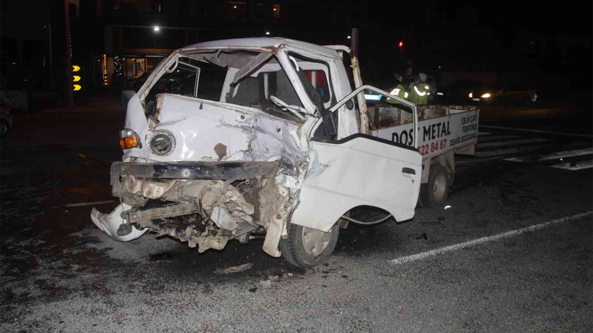 Kamyonet kırmızı ışıkta bekleyen araçlara çarptı: 1 ölü, 6 yaralı
