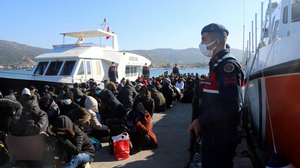 İzmir'de 226 kaçak göçmen ile 10 organizatör yakalandı