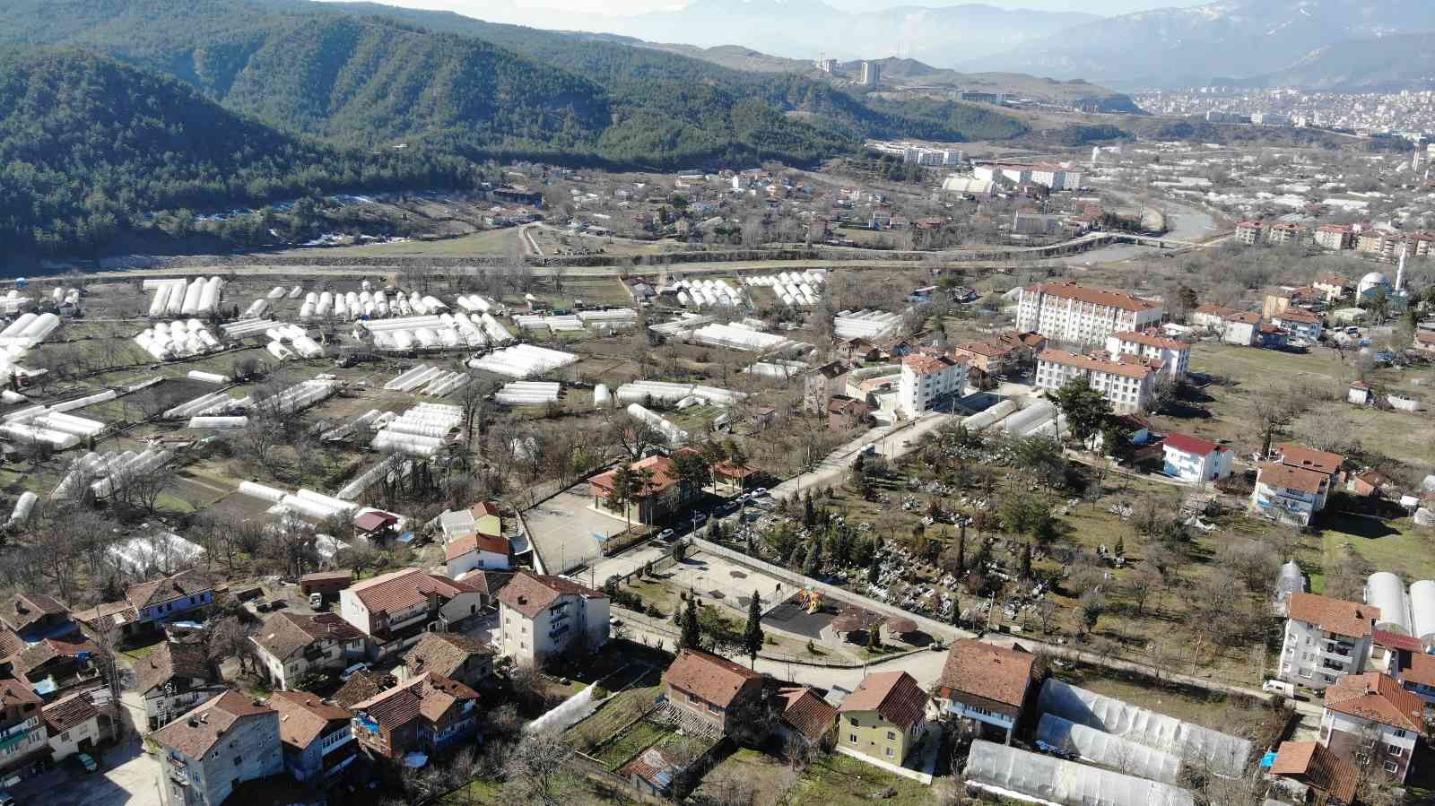 Türkiye’nin en kalabalık ikinci köyü dünyayı giydiriyor