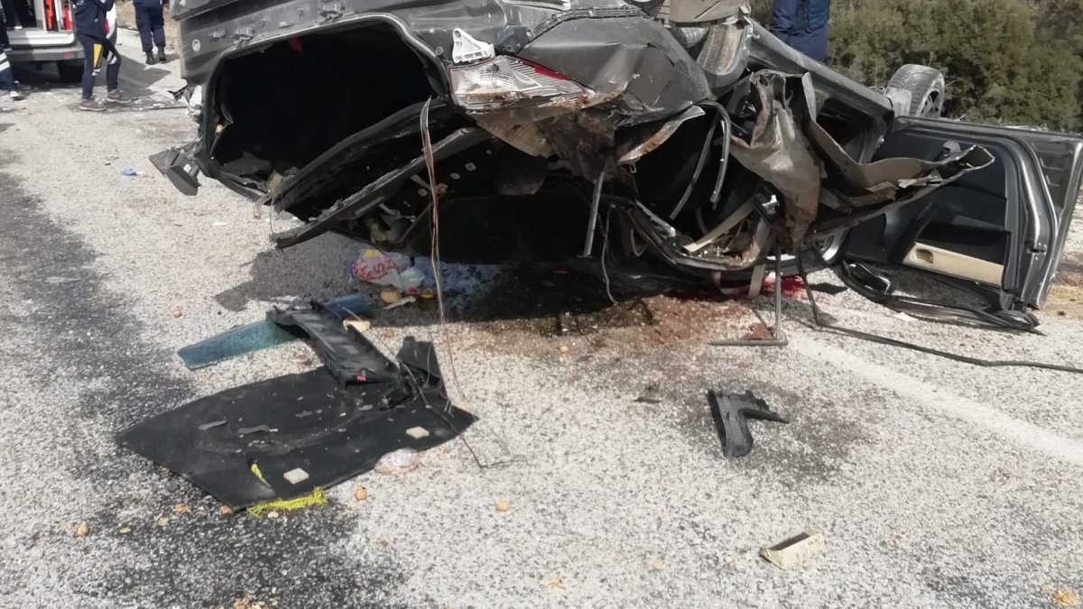 Burdur’da otomobil karşı şeride geçti: 1 ölü, 2’si ağır 4 yaralı