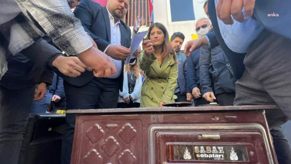 Mersin'de eylem: Fatura ve diplomalarını yaktılar