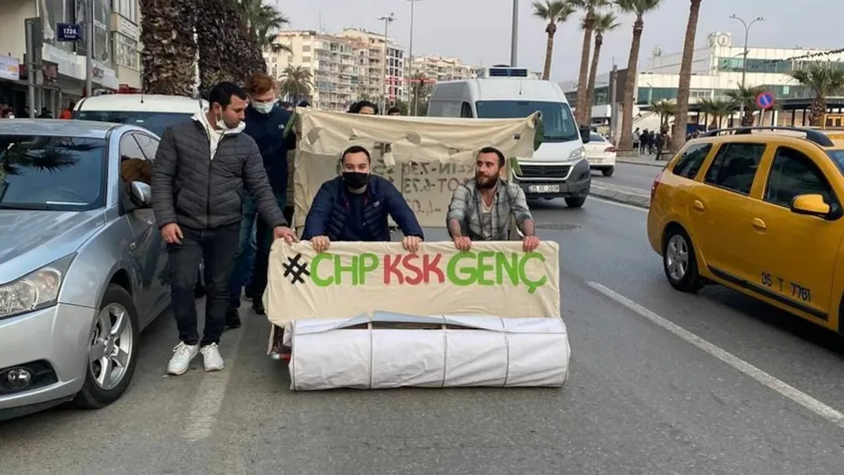 İzmir'de akaryakıt zamlarına 'Taş Devri' protestosu