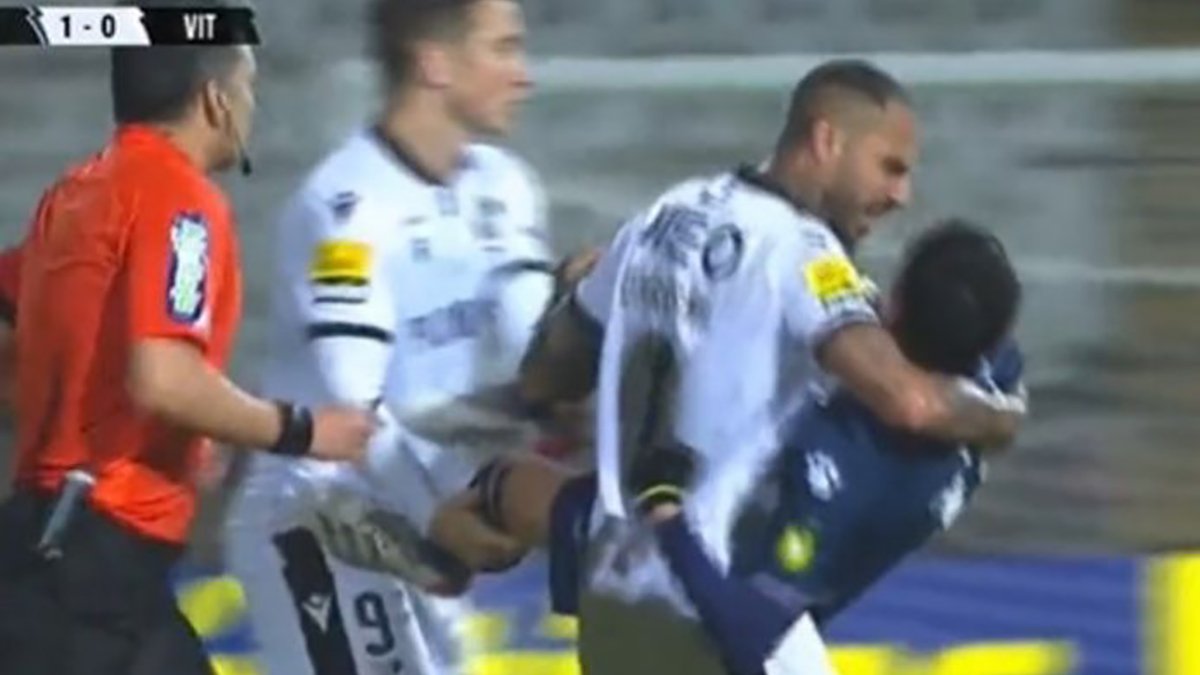 Quaresma, rakibin zaman çalmasına sinirlendi! Kucağında taşıdı