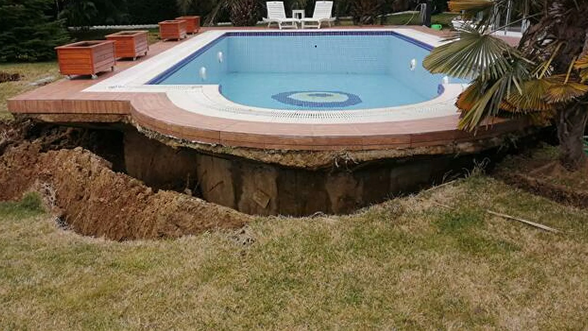 Dev yarıklar oluştu! Her gün 10 santim kayıyor