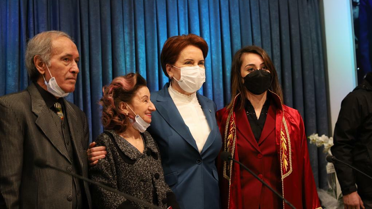 Meral Akşener, huzurevinde yaşayan çiftin nikah şahidi oldu