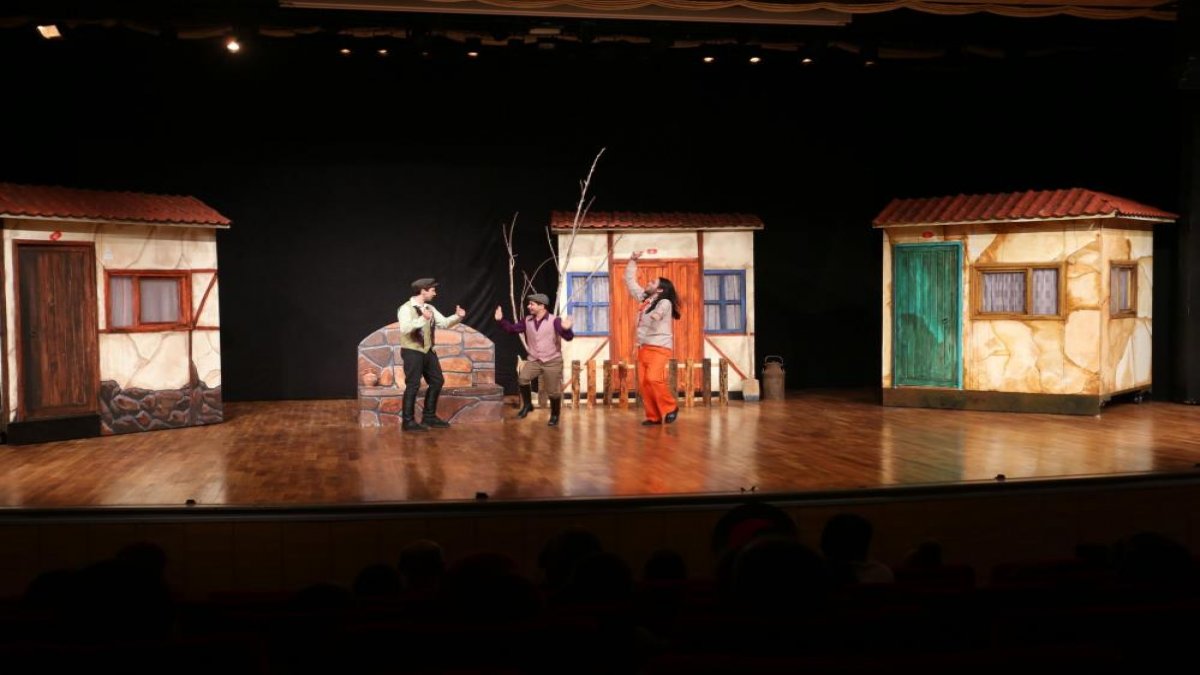 Tiyatroda perdeler çocuklar için açıldı