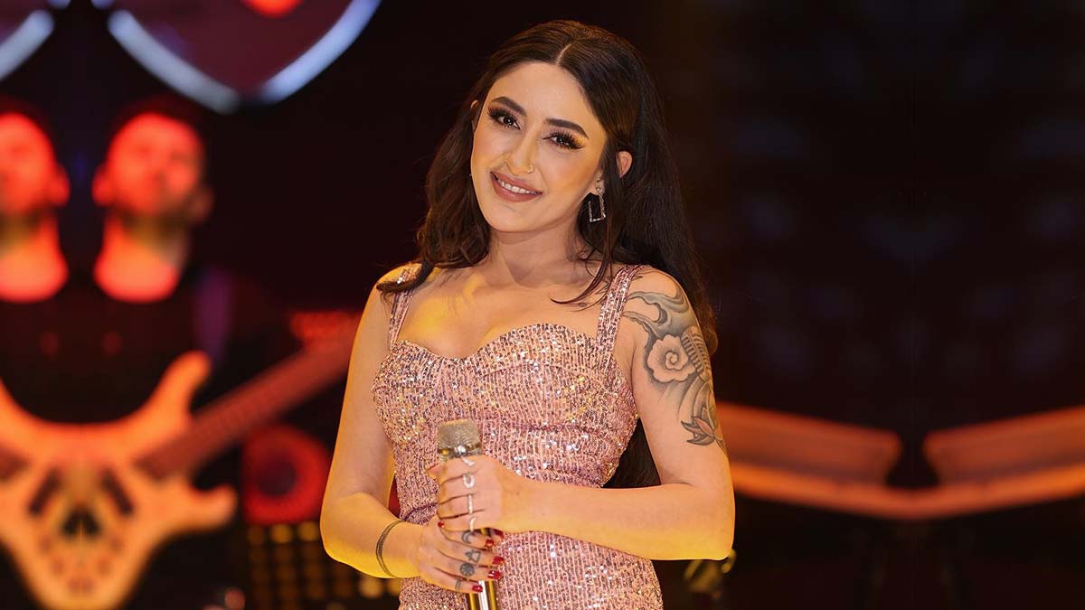 Melek Mosso, İranlı kadınlar için sahnede saçlarını kesti