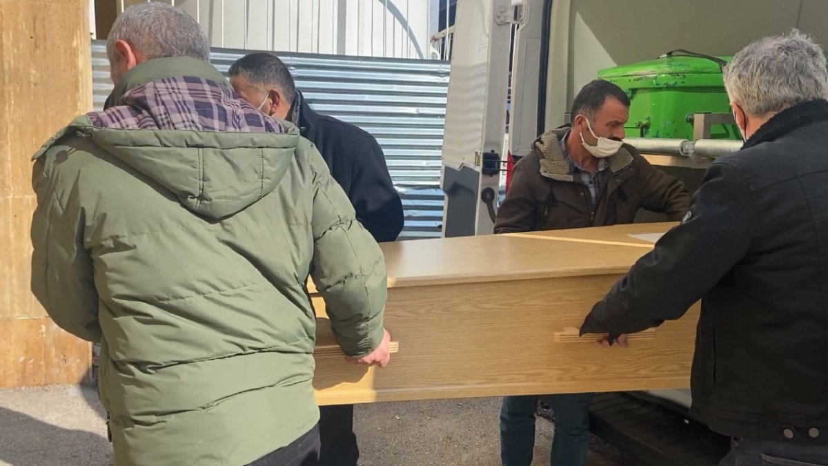 Babasını öldürdükten sonra dışarıya çıplak çıkarak donmayı beklemiş