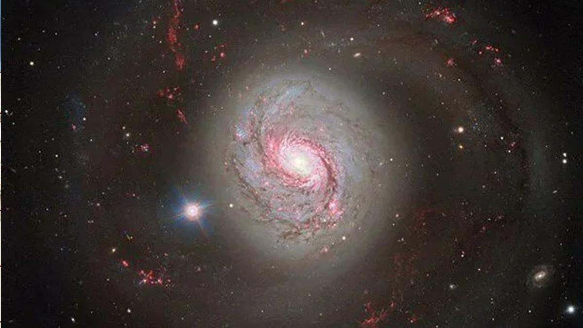 Kozmik toz bulutunun ardından süper kütleli kara delik keşfedildi