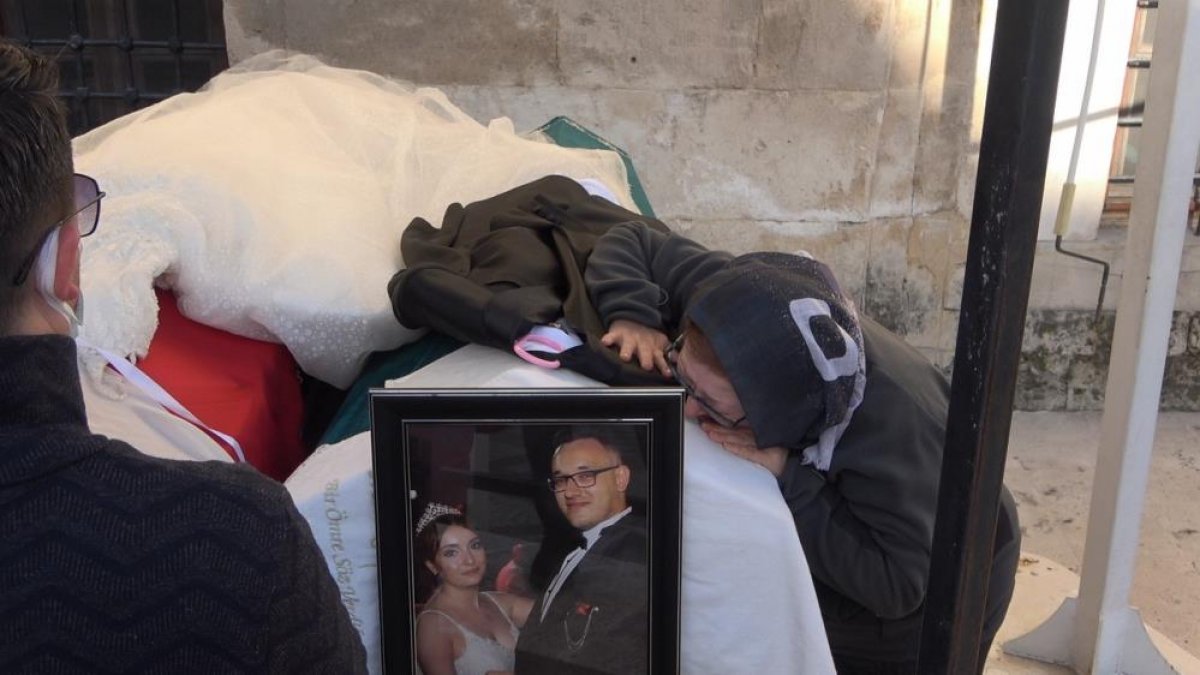 Kırklareli’nde yeni evli çift kazada öldü! Gelinlik ve damatlık tabutlarına örtü oldu