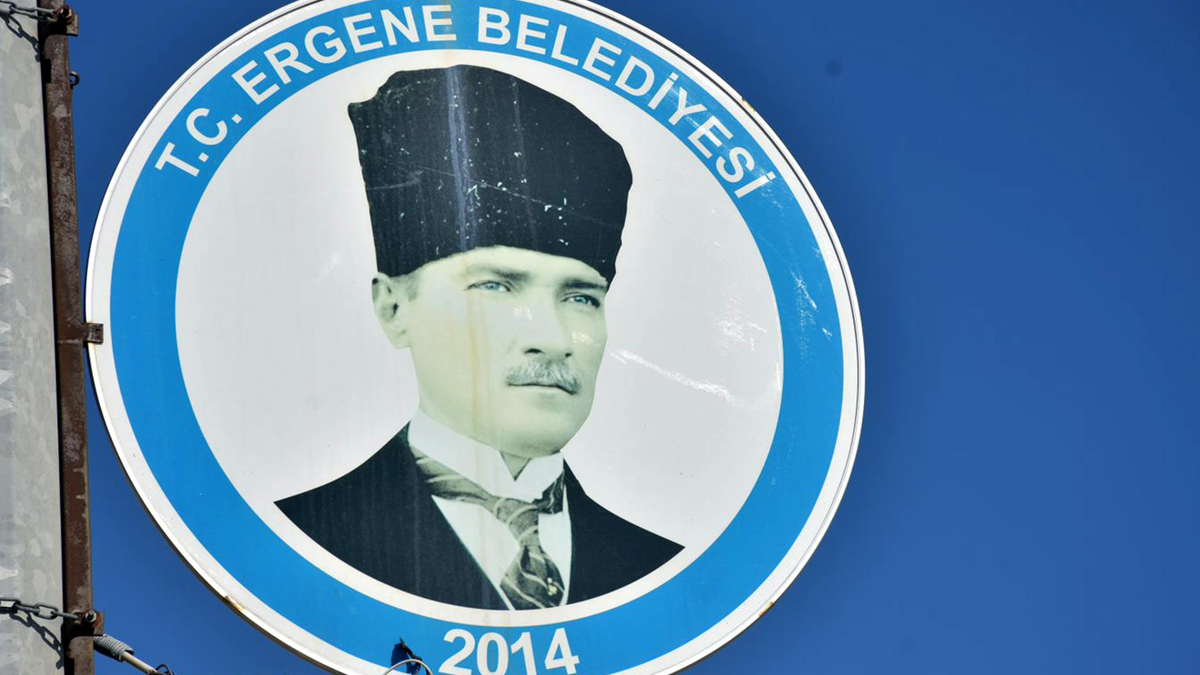 Atatürk resimli belediye tabelalarını kıran şüpheli gözaltında
