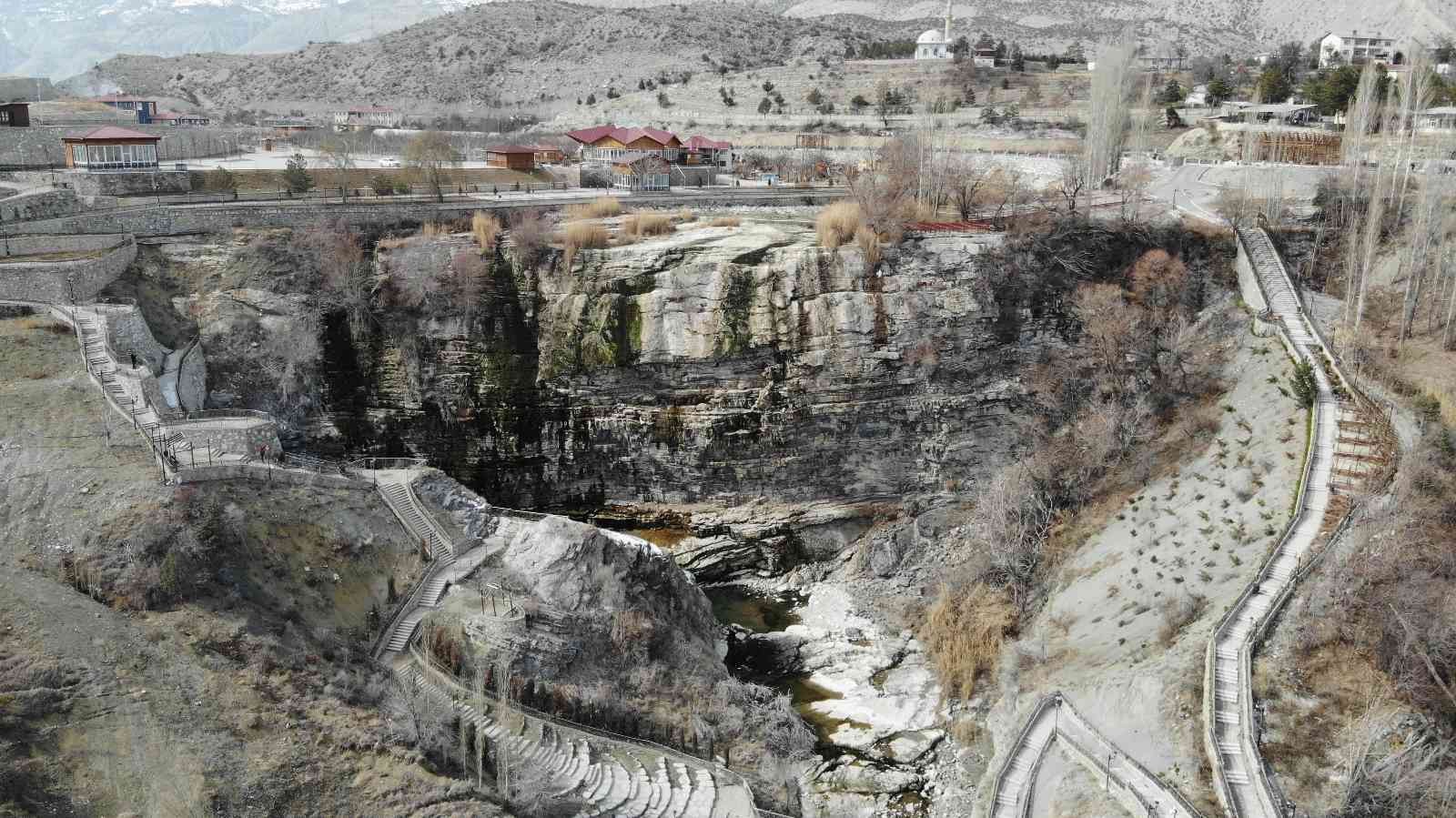 Asya ve Avrupa’nın en yüksek şelalesi! Tortum Şelalesi’nde bir damla su kalmadı