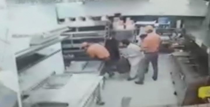 Havalimanındaki saldırı sırasında restoranda yaşananlar kamerada