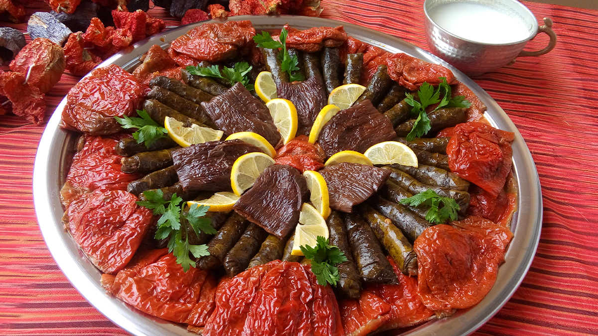 Gaziantep usulü etli ekşili kuru dolma tarifi