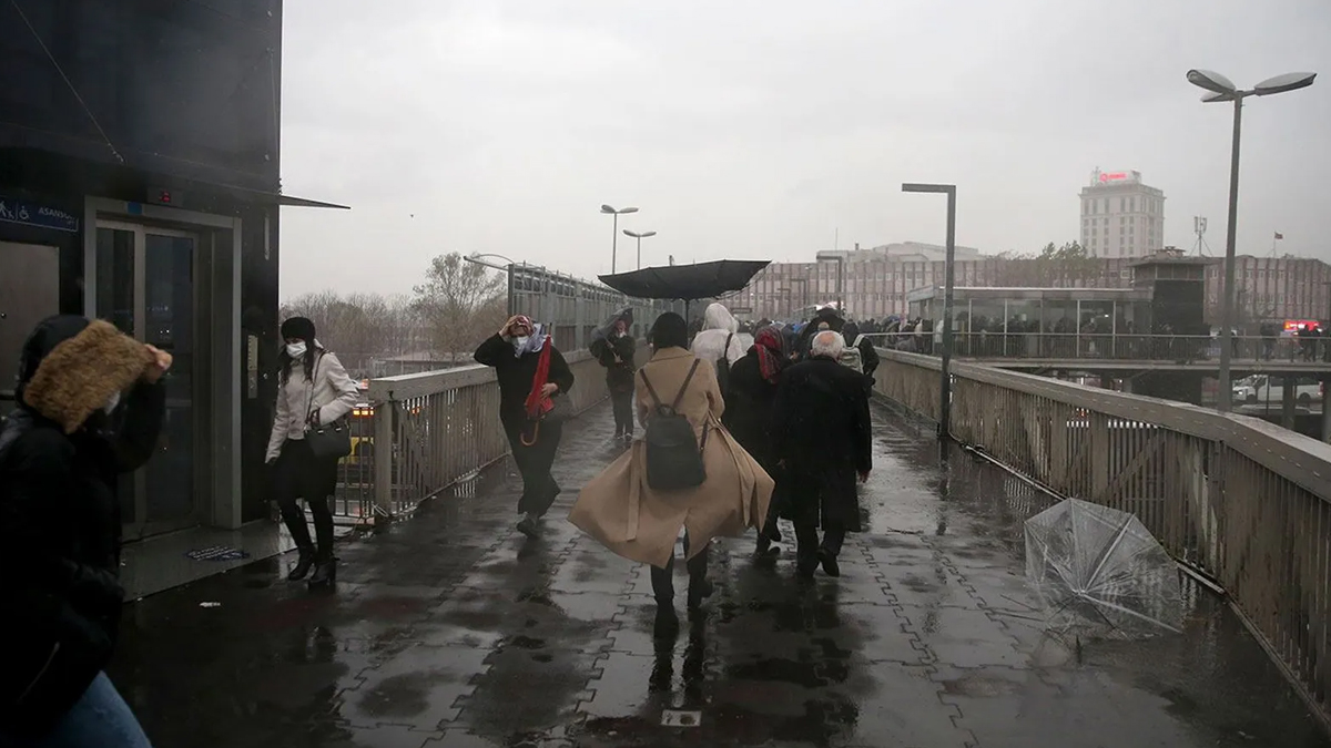 Meteoroloji'den kuvvetli yağış ve rüzgar uyarısı! Sıcaklıklar 4-8 derece düşecek