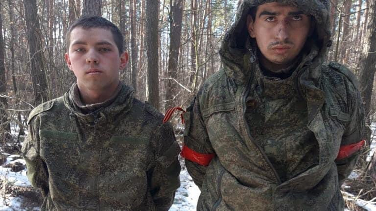 Ukrayna, iki Rus askerini esir aldı