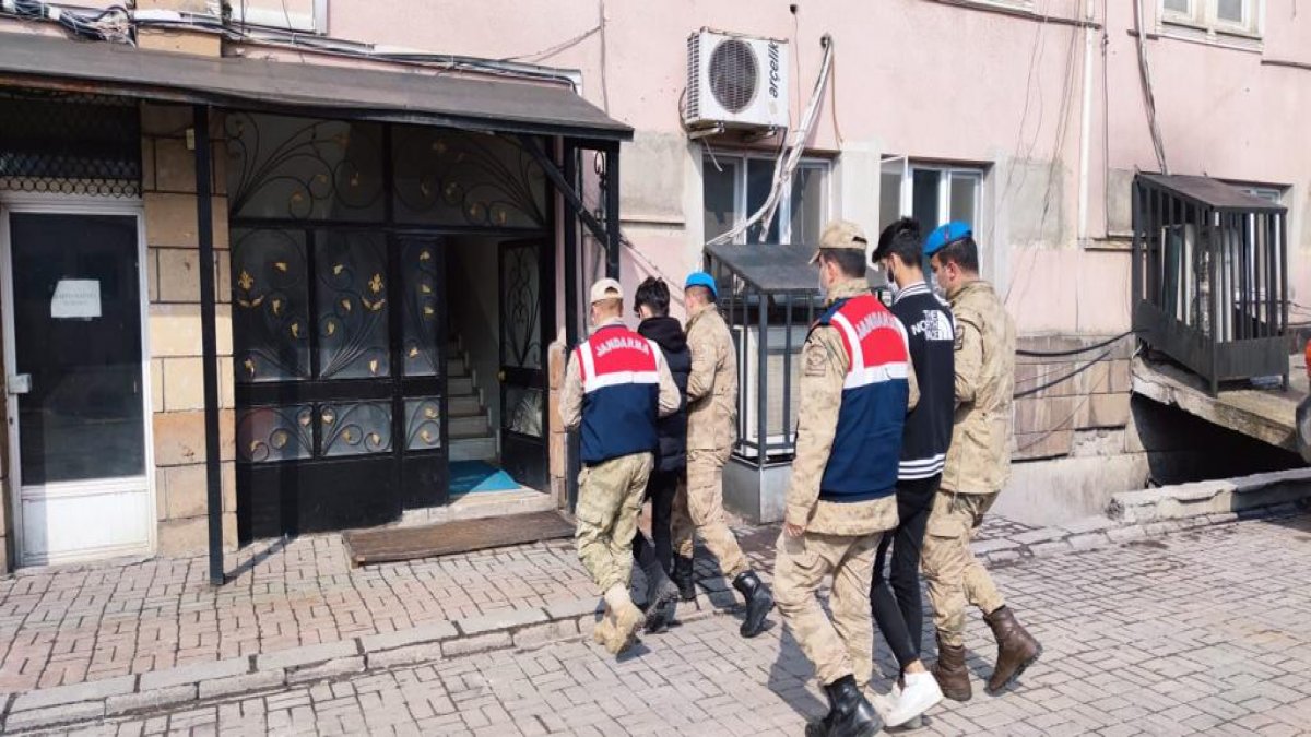 2 kişinin midesinden 1 kilo eroin çıktı