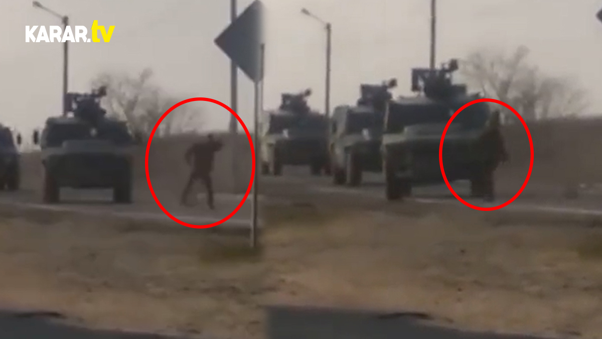 Ukraynalı bir sivil, tekmelerle Rus konvoyunu durdurmaya çalıştı