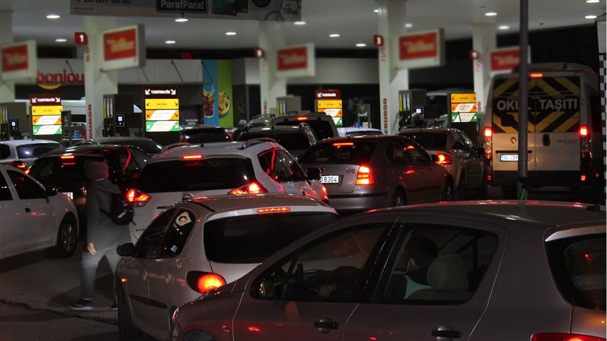 Akaryakıta rekor zam: Vatandaşlar kuyruk oluşturdu