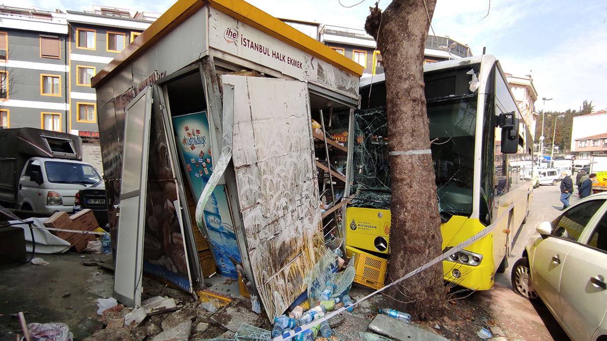 Beyoğlu'nda İETT otobüsü Halk Ekmek büfesine çarptı