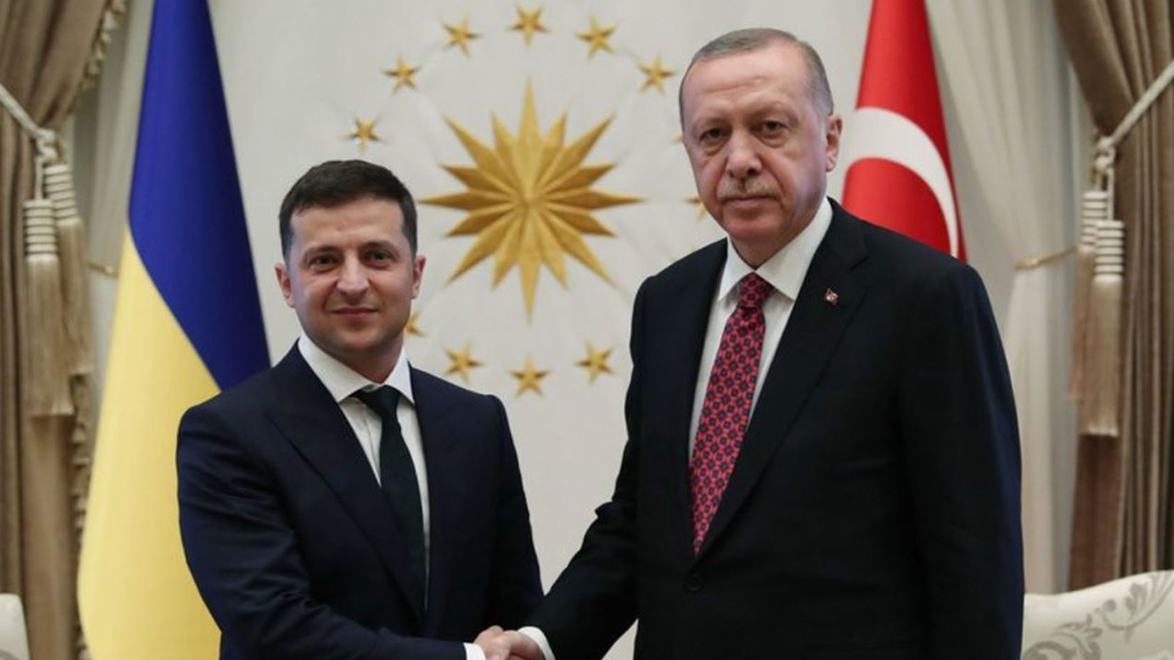 Erdoğan'la görüşen Zelenskiy: Boğazların Rus gemilerine kapatılması önemli