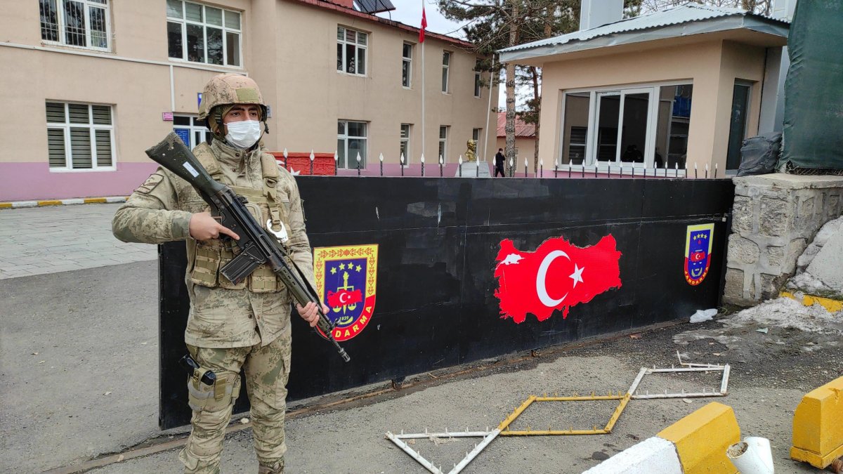 Liseli kız 'Seni kaçıracağım' diyeni köy meydanında vurdu