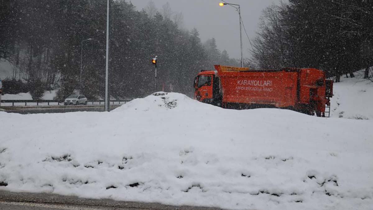Beklenen kar yağışı başladı! Kar yeniden kapıya dayandı
