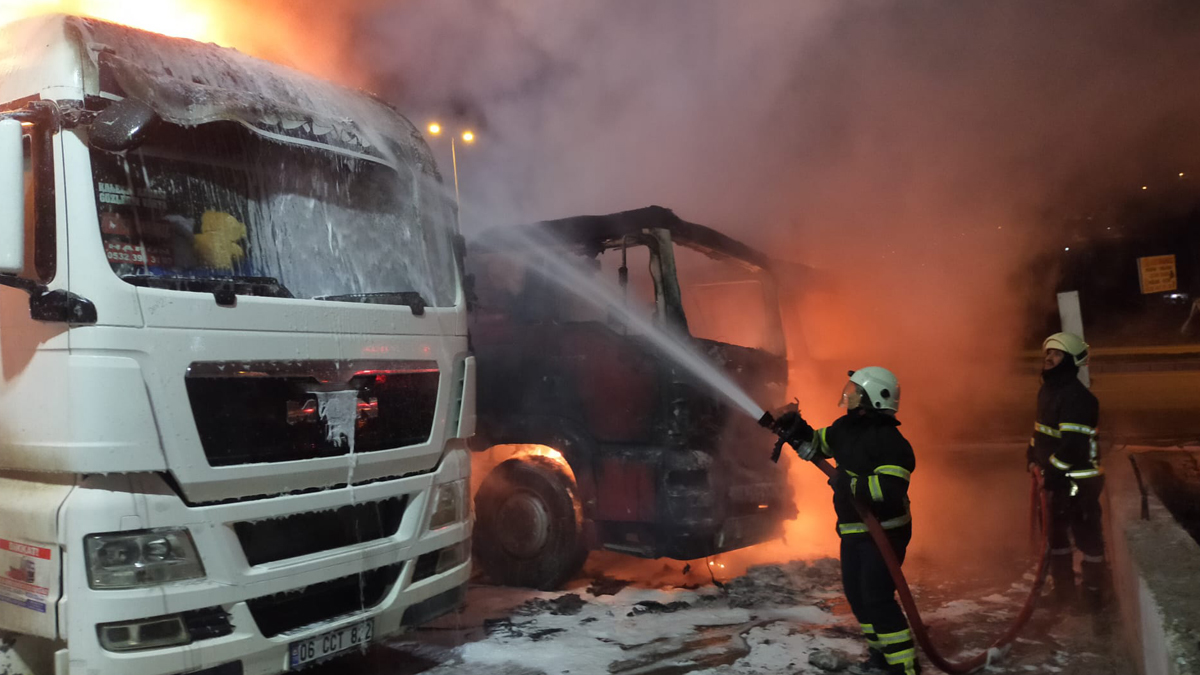 Park halindeki 3 tır alev alev yandı