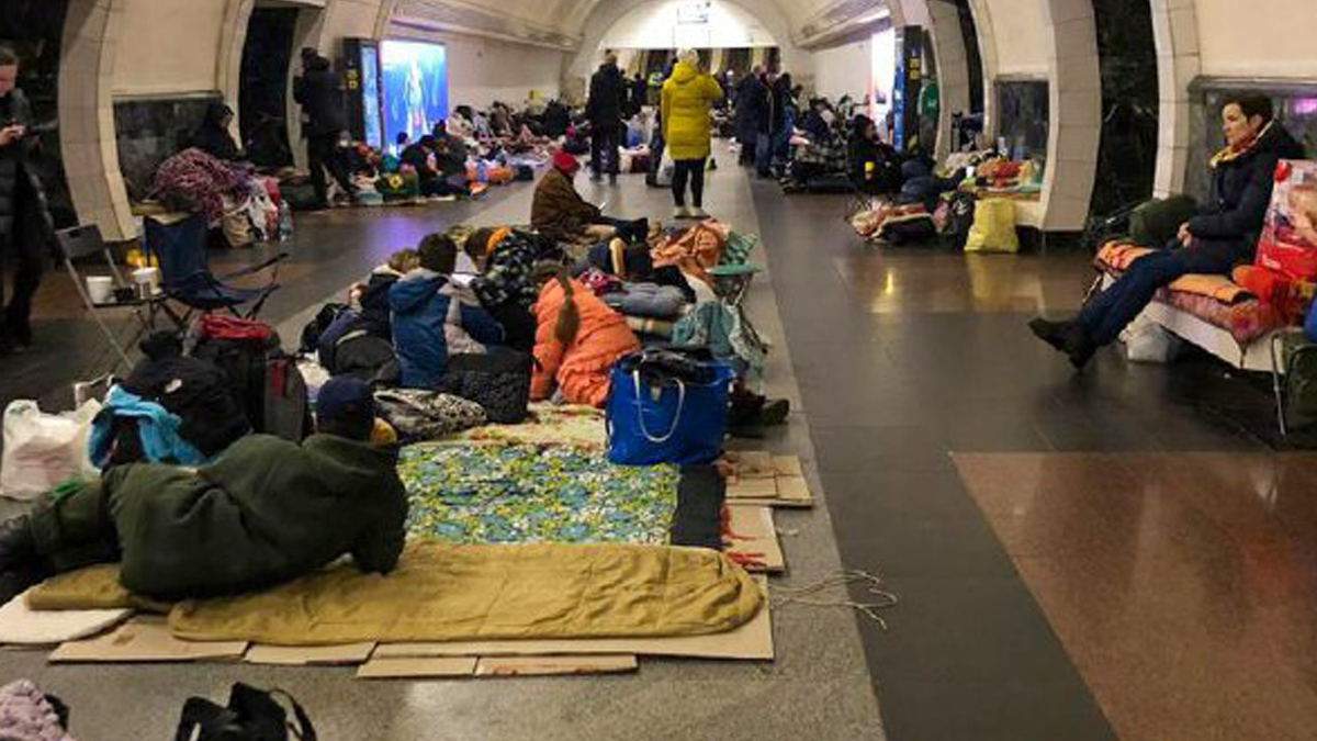 Kiev'de insanlık yerin altında! Metro istasyonları sığınağa dönüştü