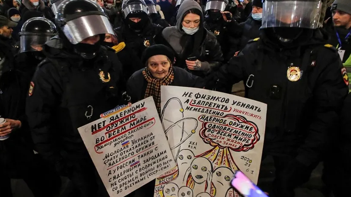 'Leningrad Kuşatması'ndan sağ kurtulan' 77 yaşındaki Rus protestocu gözaltına alındı