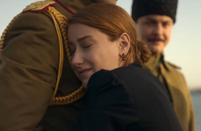 Hazal Kaya'nın Atatürk'e sarıldığı sahne gündem oldu