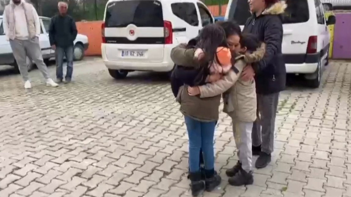 Cezaevi önünde duygulandıran anlar: Beraat eden anne çocuklarına böyle koştu