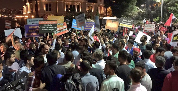 Mısır Konsolosluğu önünde 
idam kararlarına protesto