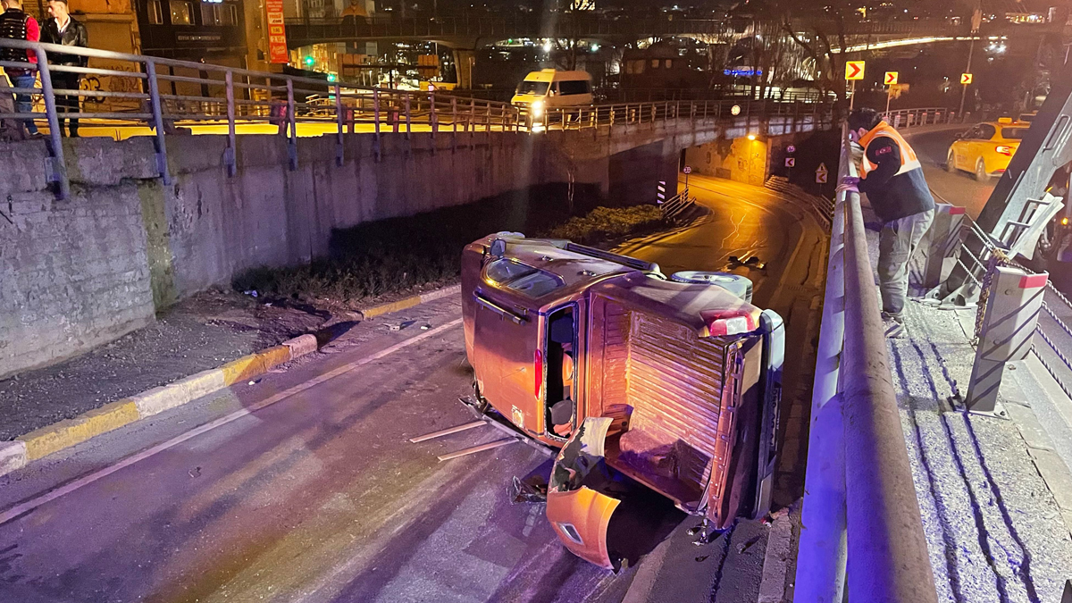 Beyoğlu'nda kaza: Refüje çarptıktan sonra devrildi