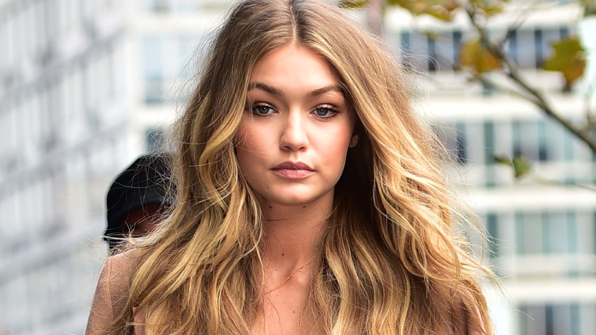Gigi Hadid, defile gelirlerini Ukrayna ve Filistin'e bağışlayacak