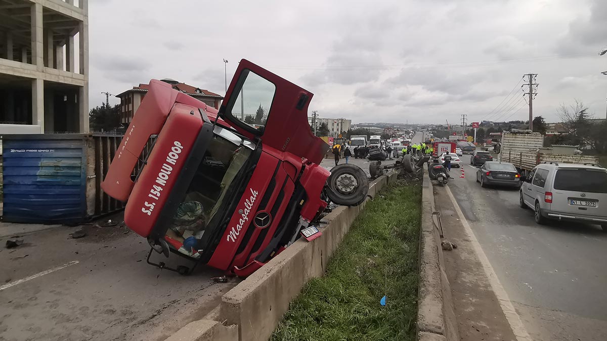 Kocaeli'de zincirleme trafik kazası ulaşımı aksattı