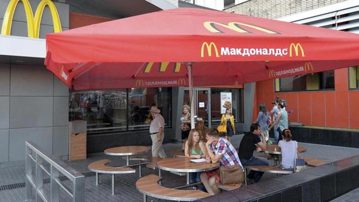 Rusya'da McDolnald's hamburgerleri karaborsaya düştü