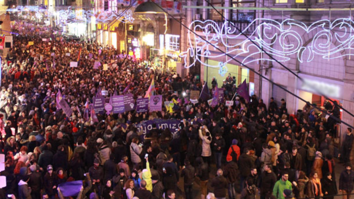 Kadınlar polis engeline takıldı, gösteri seyircisiz yapıldı