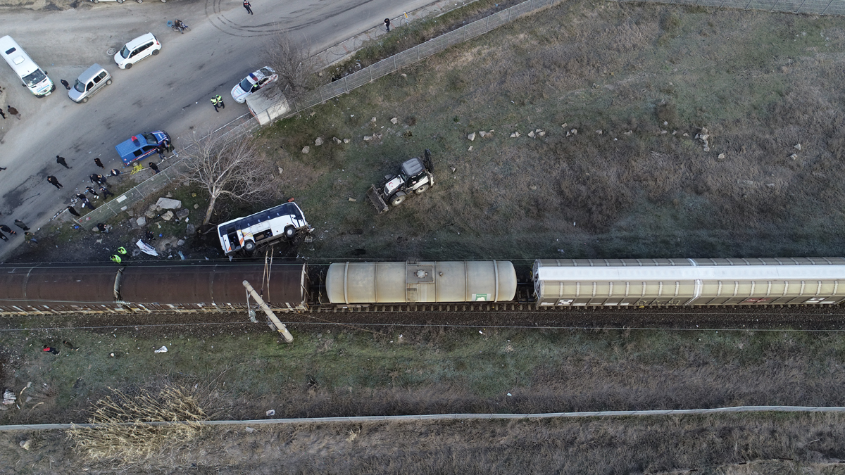 Hemzemin geçitte feci kaza: Yük treni işçi servisine çarptı