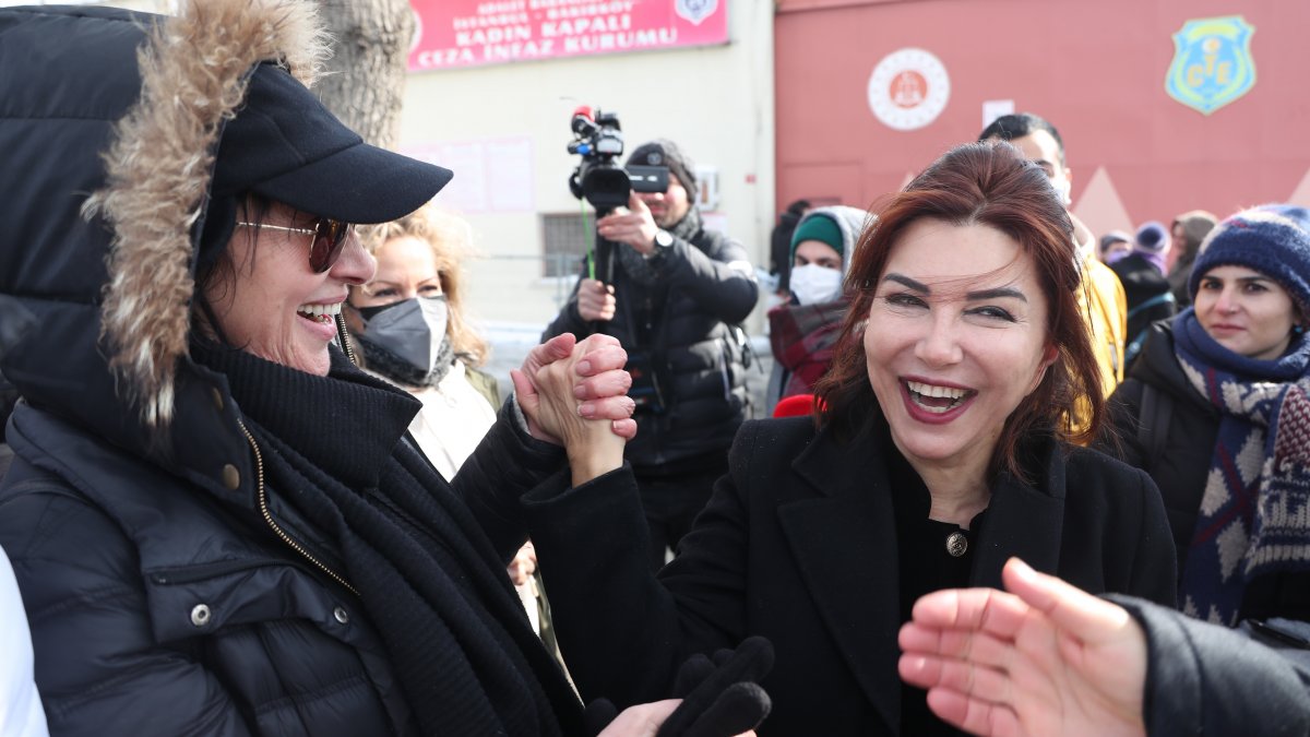 Sedef Kabaş cezaevinden çıktı