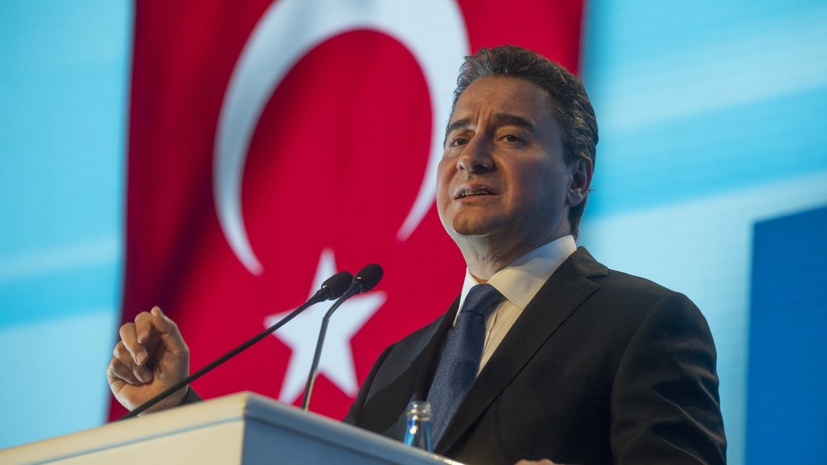 Ali Babacan, 'Yurt dışına çıkmak istiyorum' diyen gence yanıt verdi