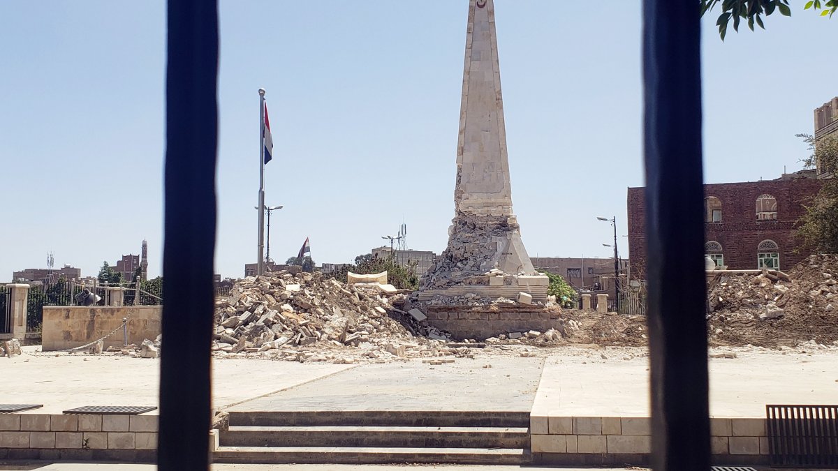 Yemen'deki Türk Şehitlik Anıtı'nı dozerle yıkmaya çalıştılar