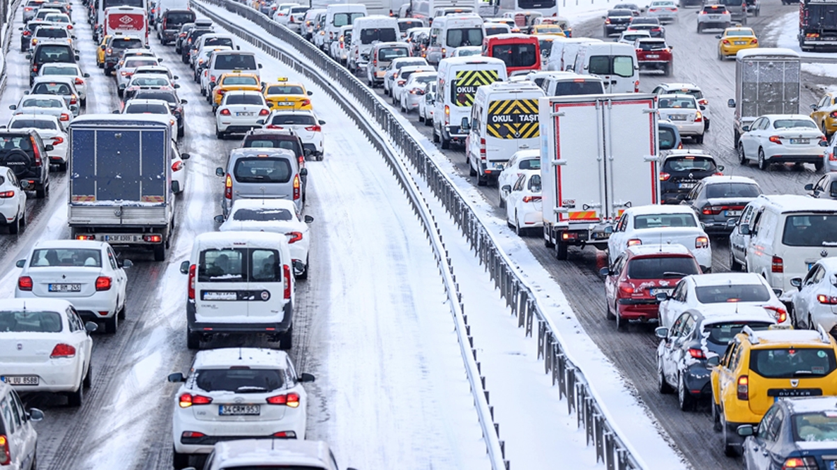 İstanbul Valisi Yerlikaya'dan kar yağışı nedeniyle 'trafiğe çıkmayın' uyarısı