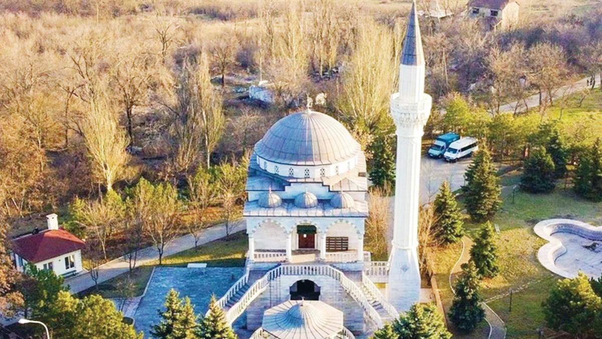 30 Türk camide mahsur