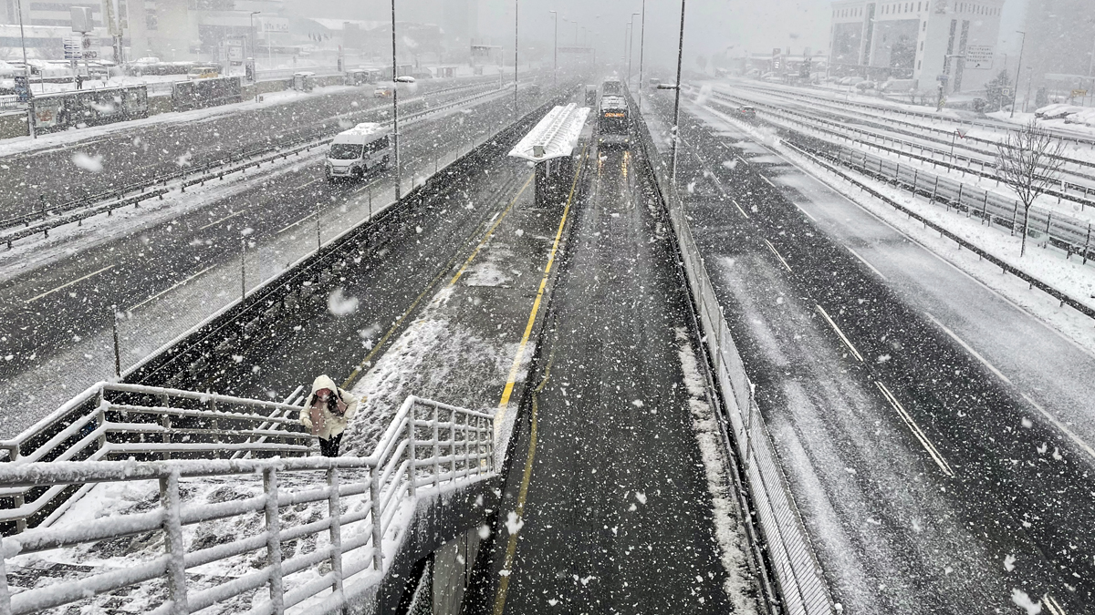 İstanbul'a yine geliyor! Meteoroloji 'yeni sistem' diyerek uyardı