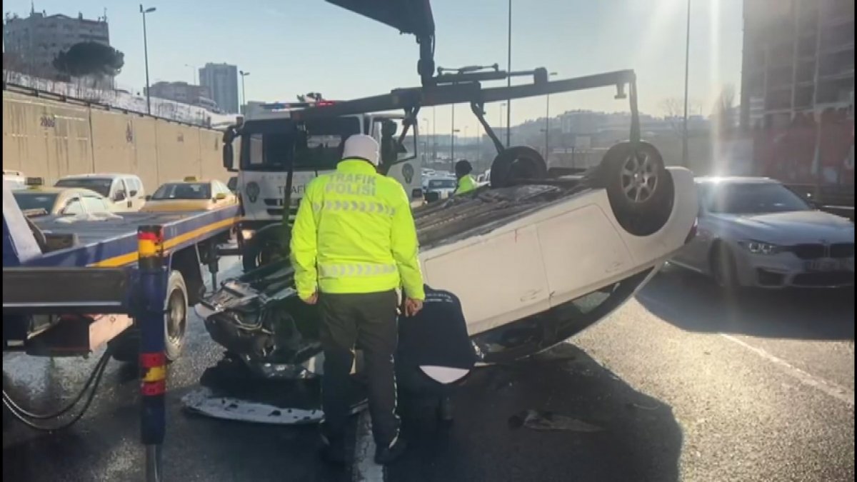 Merter D-100'de 3 araç birbirine girdi: 5 yaralı