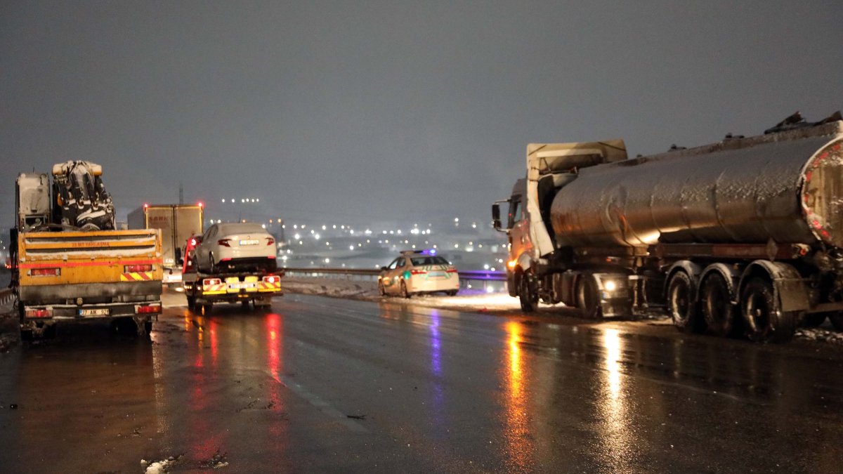 TAG otoyolunda 3 TIR ile 4 otomobil kaza yaptı