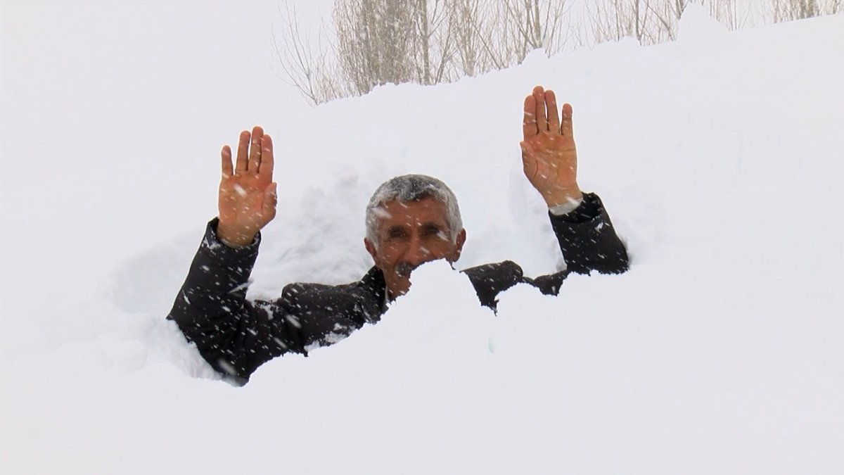 Muş kara gömüldü: Evlerden tünellerle çıkıyorlar