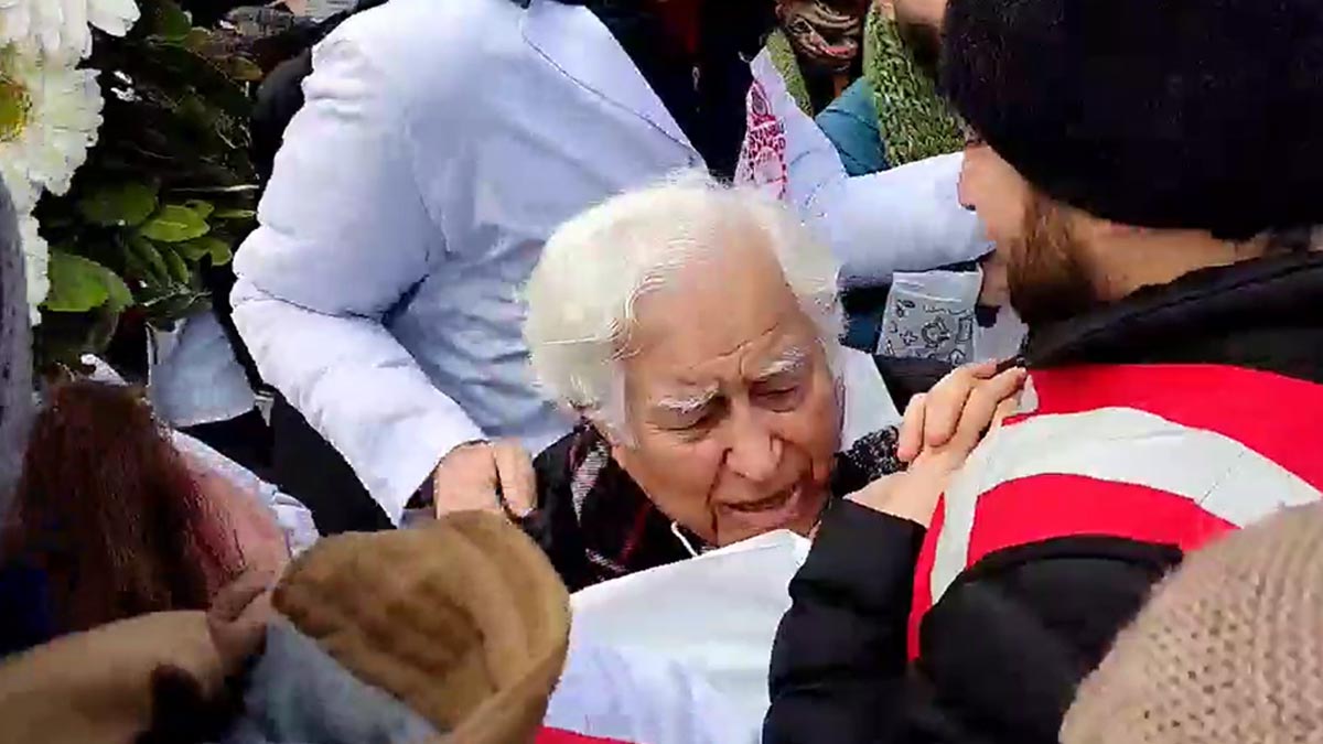 89 yaşındaki doktor, polis müdahalesinde yere düştü