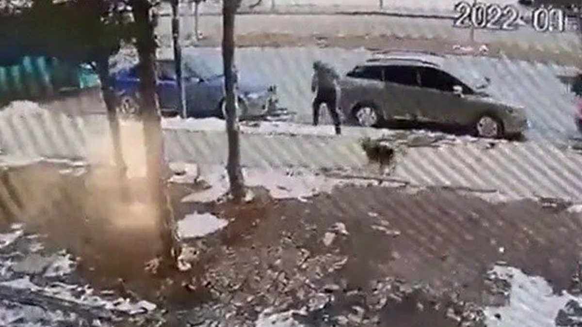 Sivas'ta köpekten kaçan çocuğa otomobil çarptı
